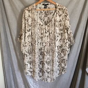 🌟BUNDLE 2 for $11🌟 NWOT snakeprint blouse